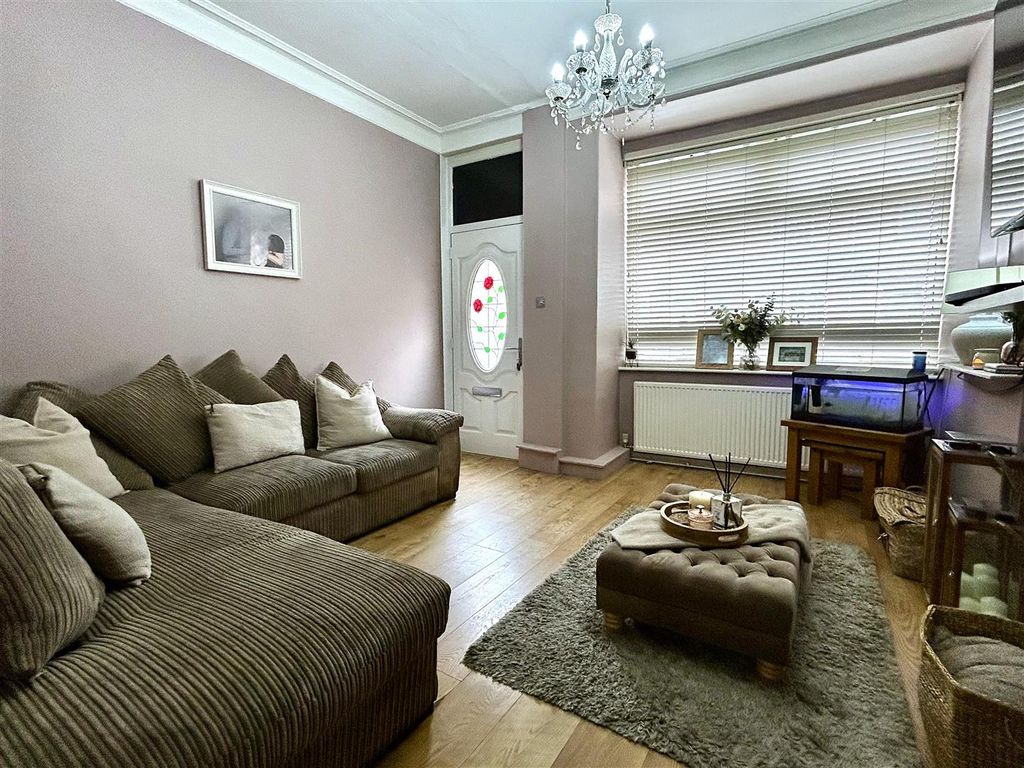 Property photo 3 of 12 Lounge