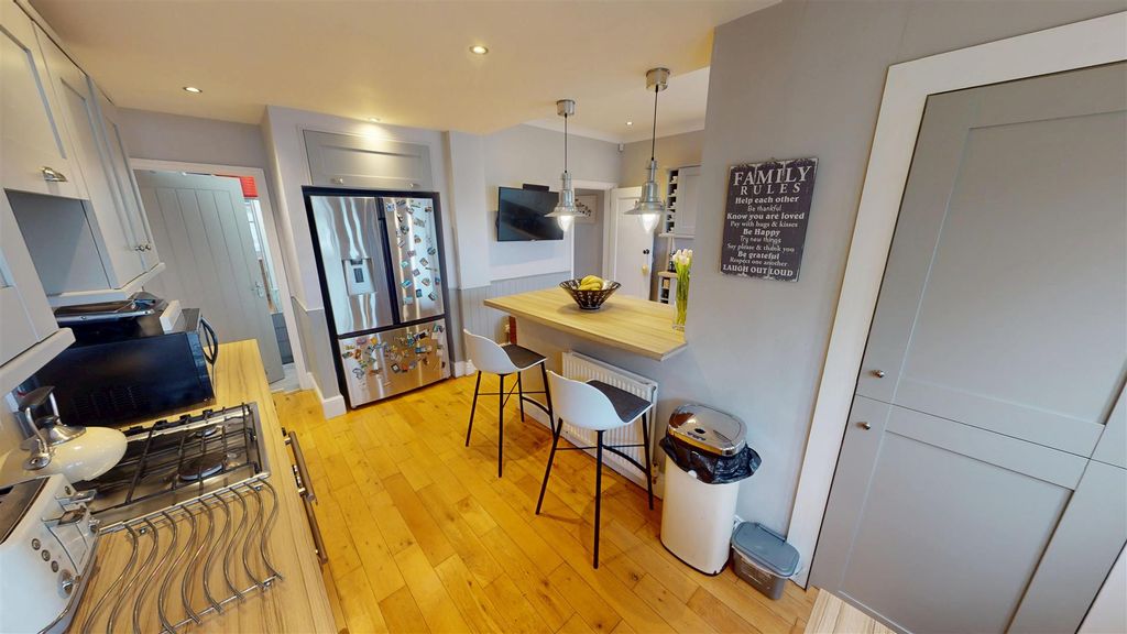 Property photo 3 of 31 Newton Road Kitchen Diner