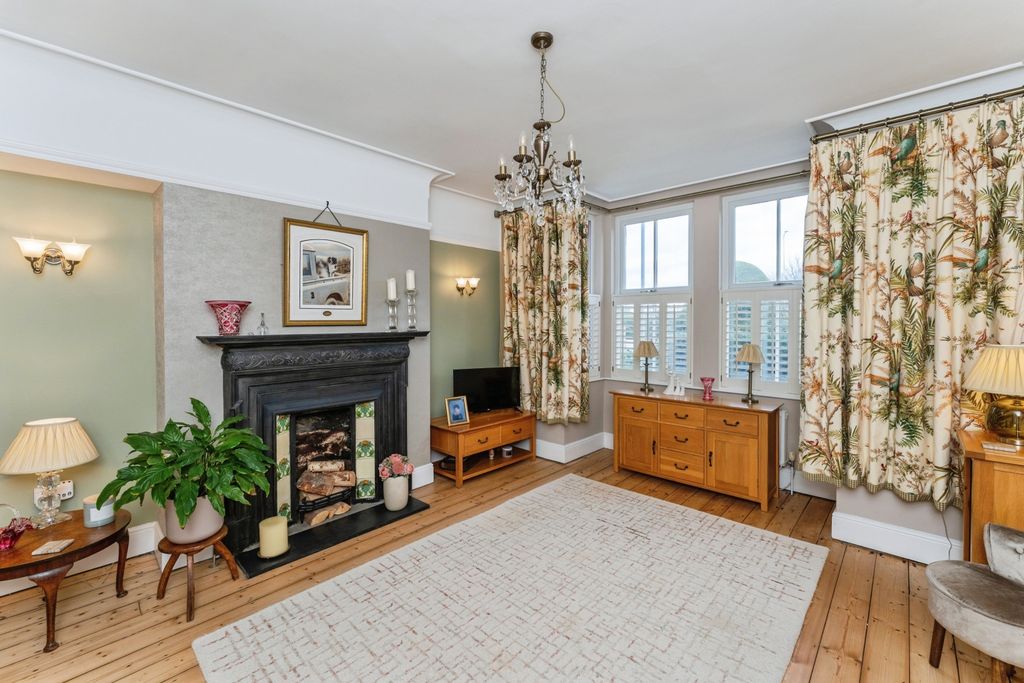 Property photo 2 of 24 Lounge