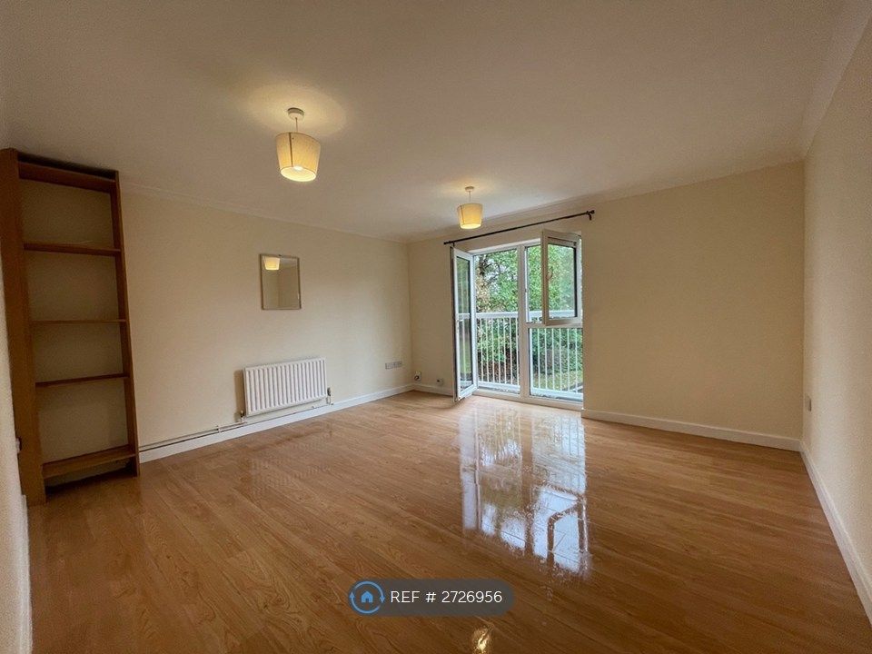 Property photo 3 of 15 Livingroom