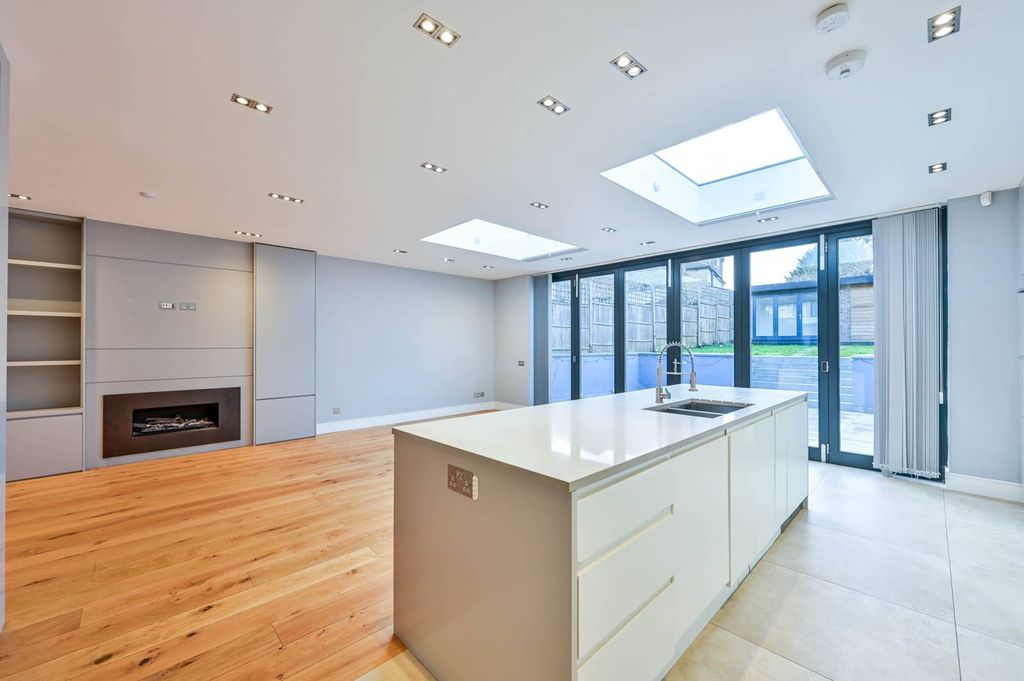 Property photo 1 of 31