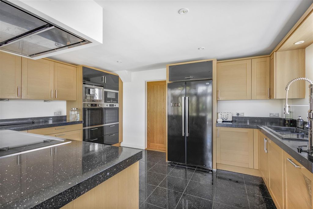 Property photo 2 of 25 Kitchen