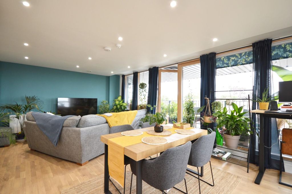 Property photo 3 of 10 Sitting/Dining Room/Kitchen
