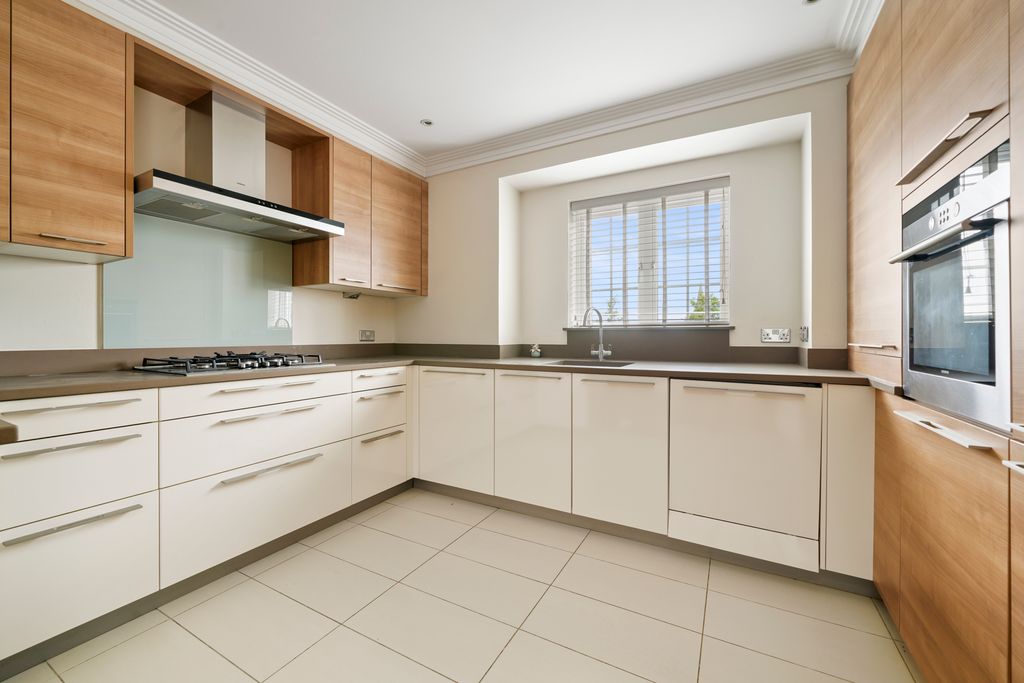 Property photo 3 of 15 9 - Clare Hill Court