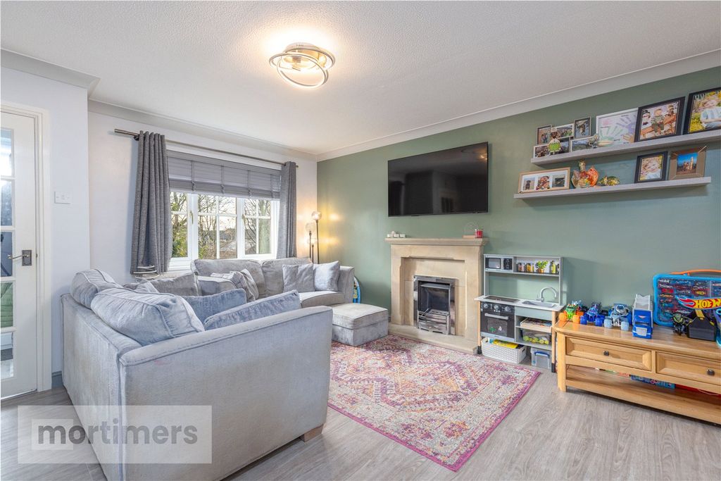 Property photo 3 of 18 Living Room