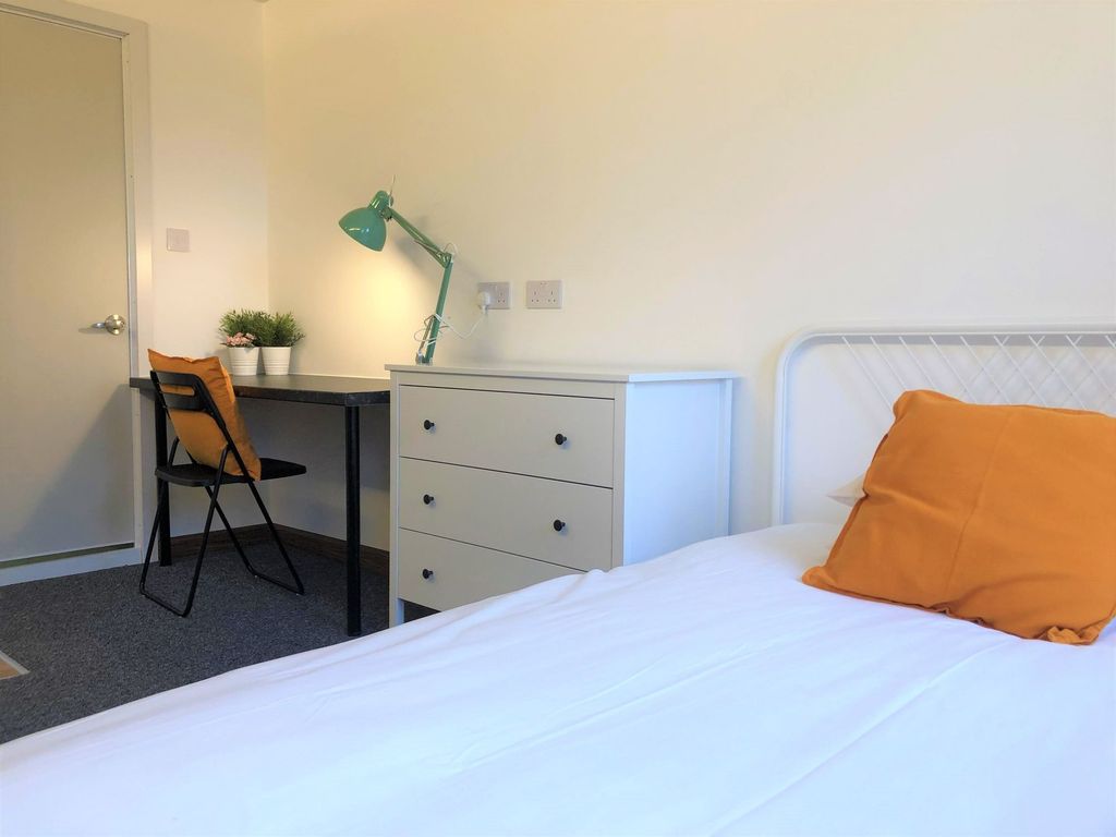 Property photo 1 of 6 A Neat And Functional Single Bedroom Featuring A c...