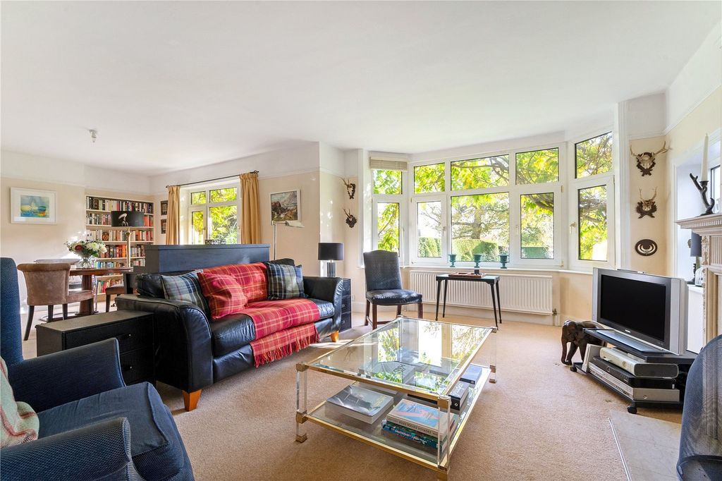 Property photo 2 of 18 Sitting Room