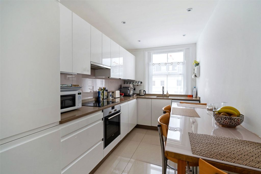 Property photo 3 of 10 Kitchen