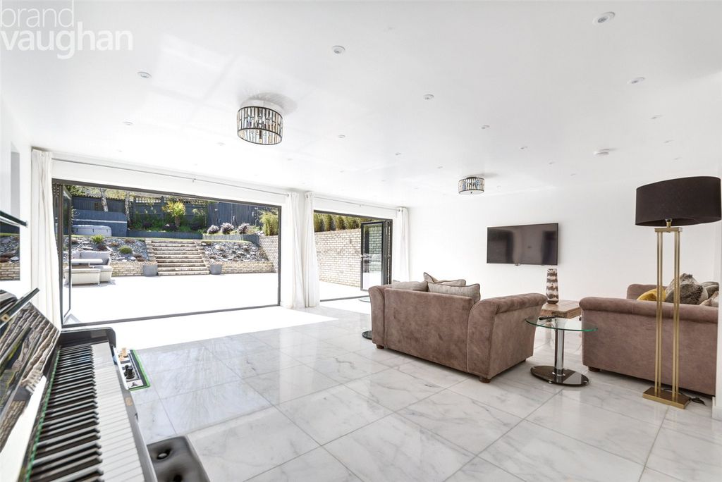 Property photo 1 of 37 Picture No. 09