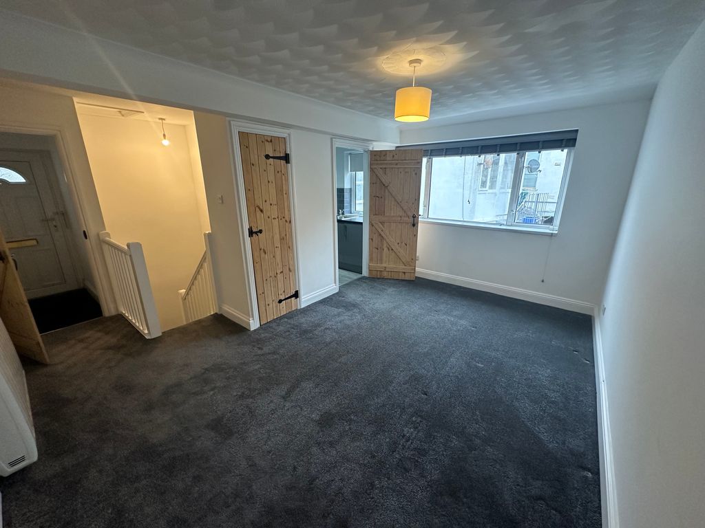 Property photo 3 of 6 Lounge