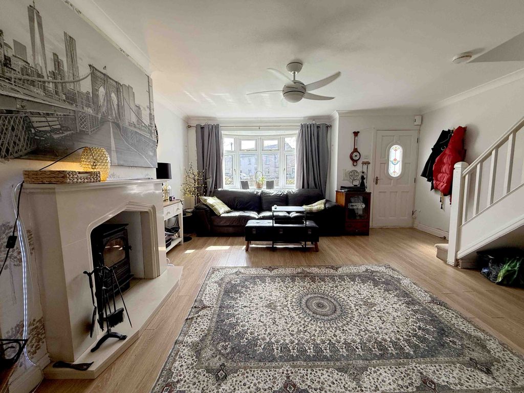 Property photo 3 of 16 Gallery