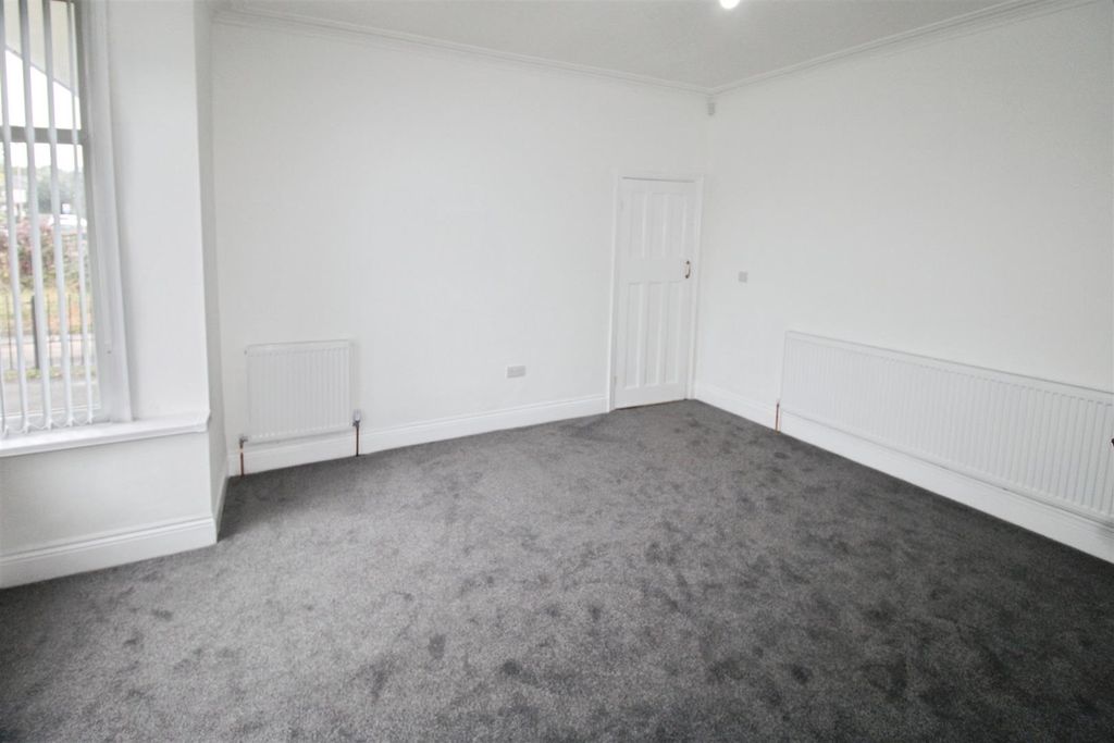 Property photo 3 of 19 Living Room