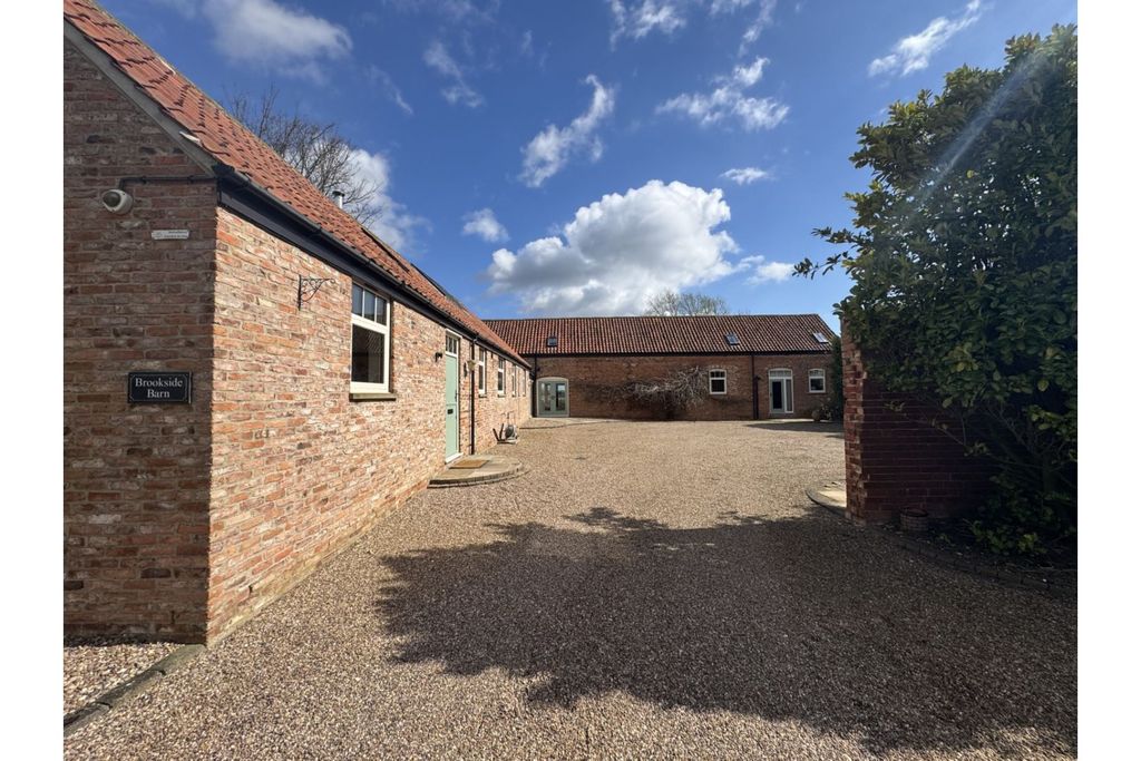 Property photo 1 of 32