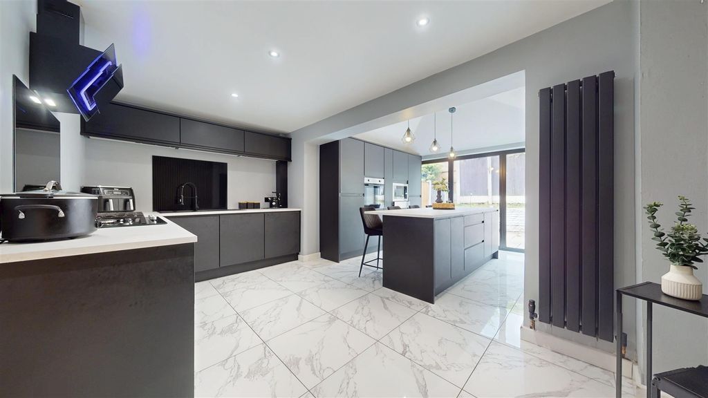 Property photo 1 of 21 Dale Crescent Kitchen Diner