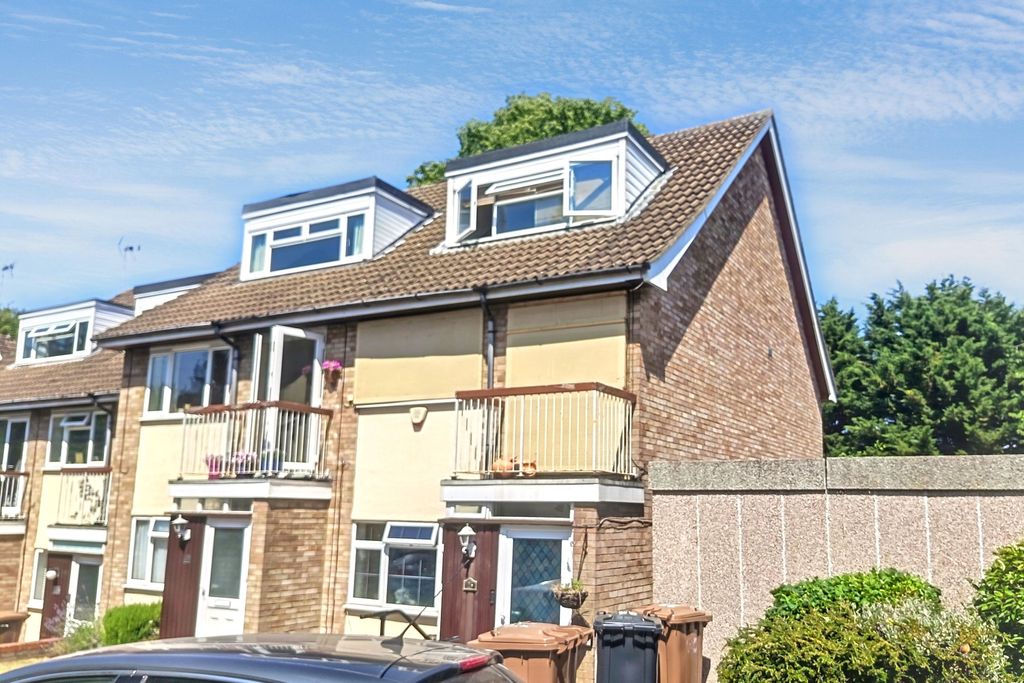 Property photo 2 of 3 27 Harriet Way, Bushey, Hertfordshire, Wd23 4Jh