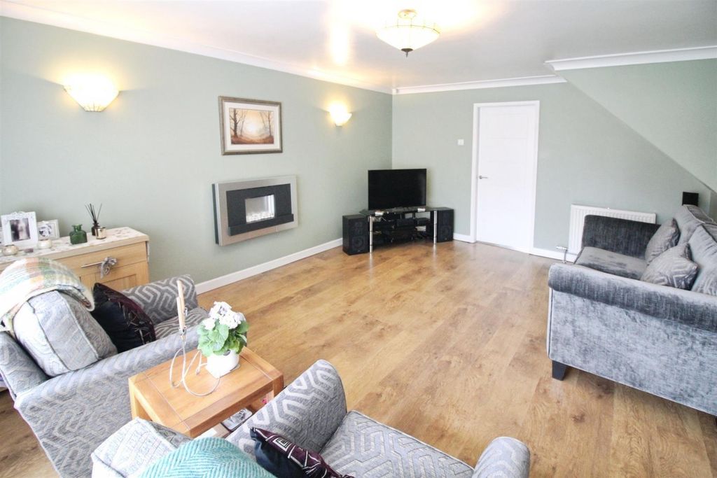 Property photo 2 of 20 Lounge