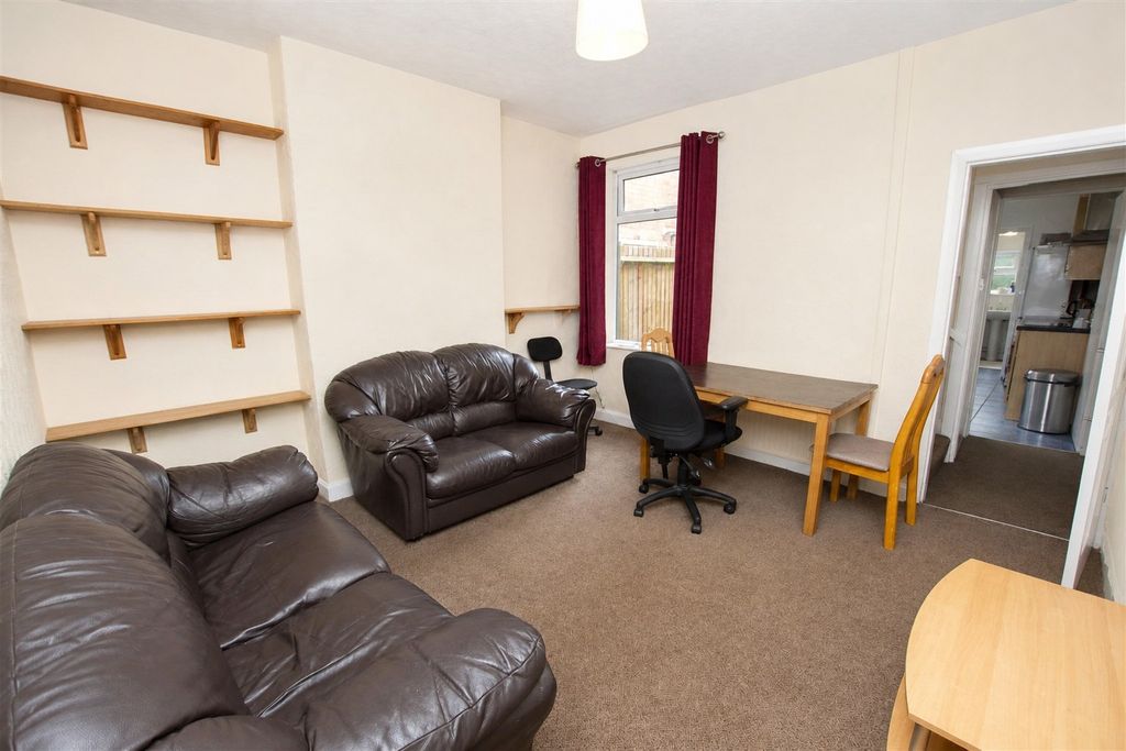 Property photo 1 of 8 Approach