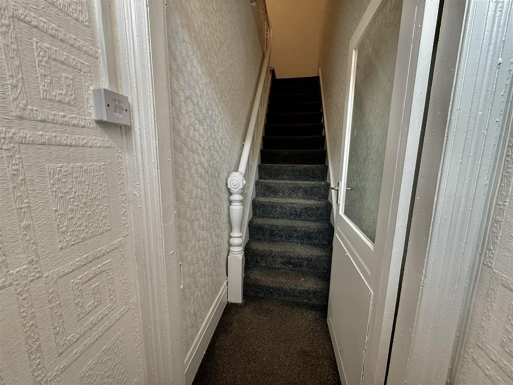 Property photo 3 of 11 Entrance Hall