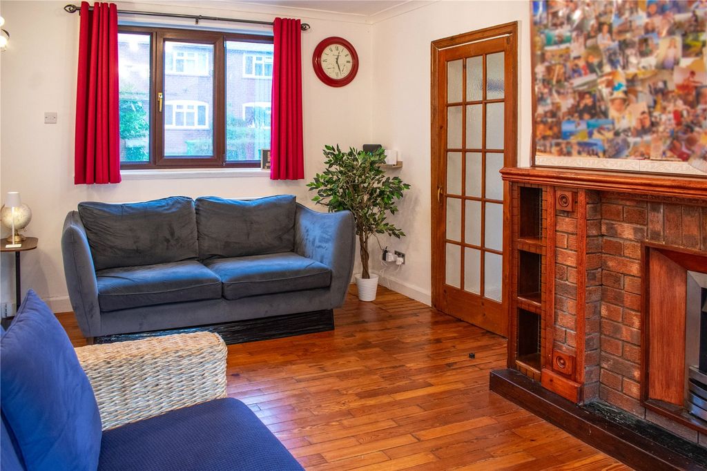 Property photo 2 of 18 Lounge