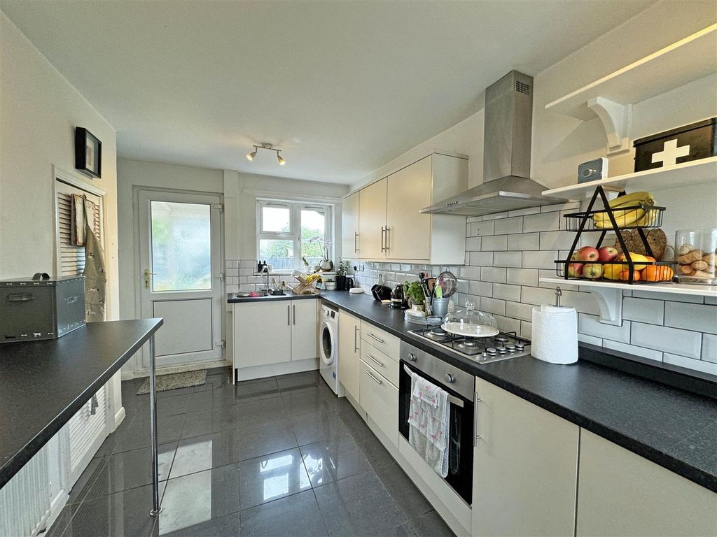 Property photo 3 of 9 Kitchen