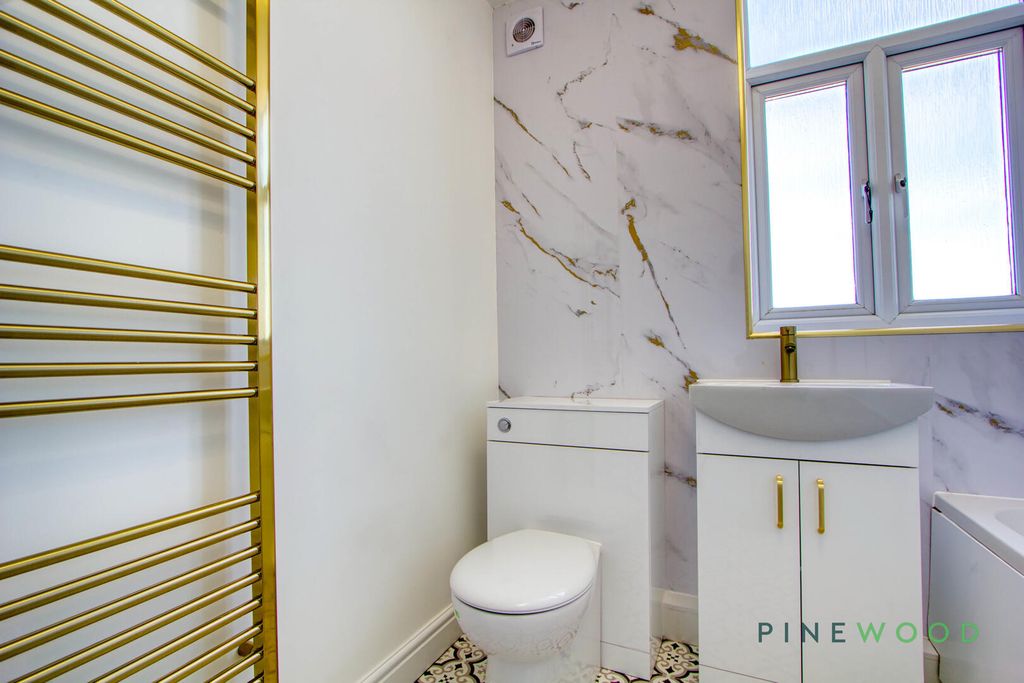 Property photo 3 of 21 Bathroom