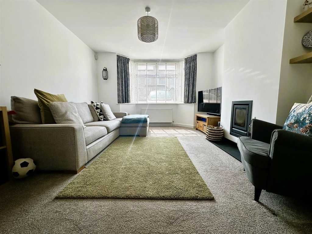 Property photo 2 of 16 Lounge