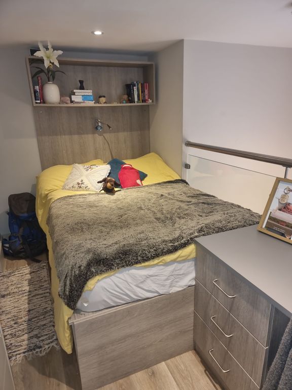 Property photo 1 of 6 Cosy Double Bedroom With Built-In Headboard Shelvi...