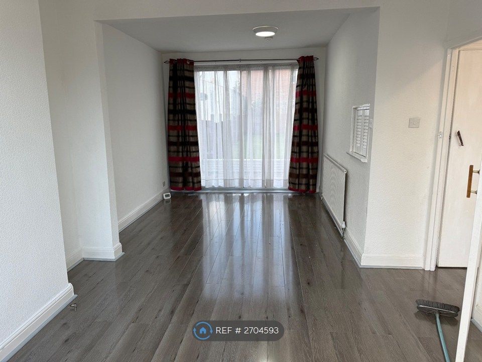 Property photo 1 of 11 Living Room