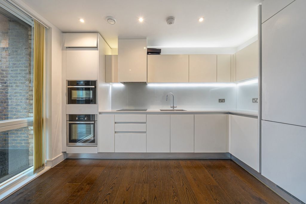 Property photo 2 of 18 Kitchen