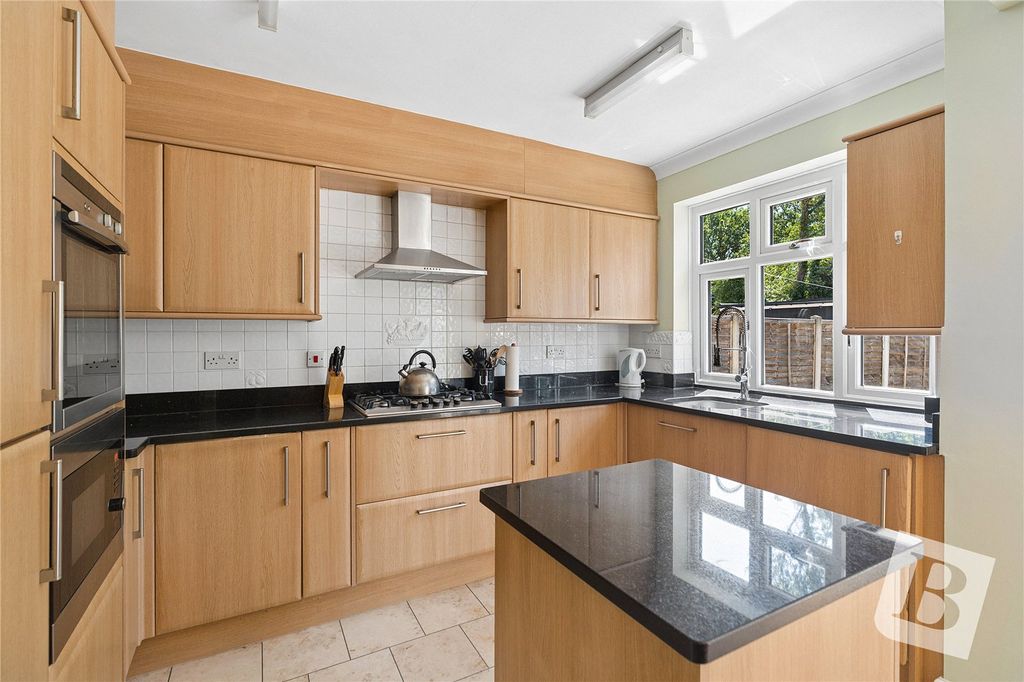 Property photo 2 of 11 Kitchen