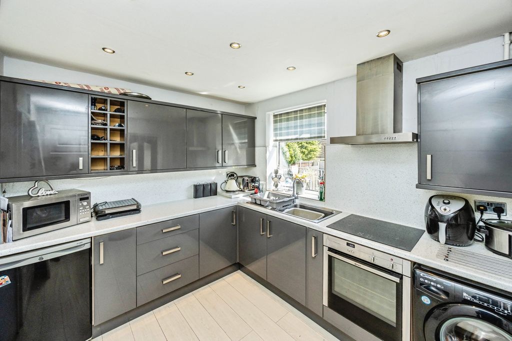 Property photo 2 of 11 Kitchen