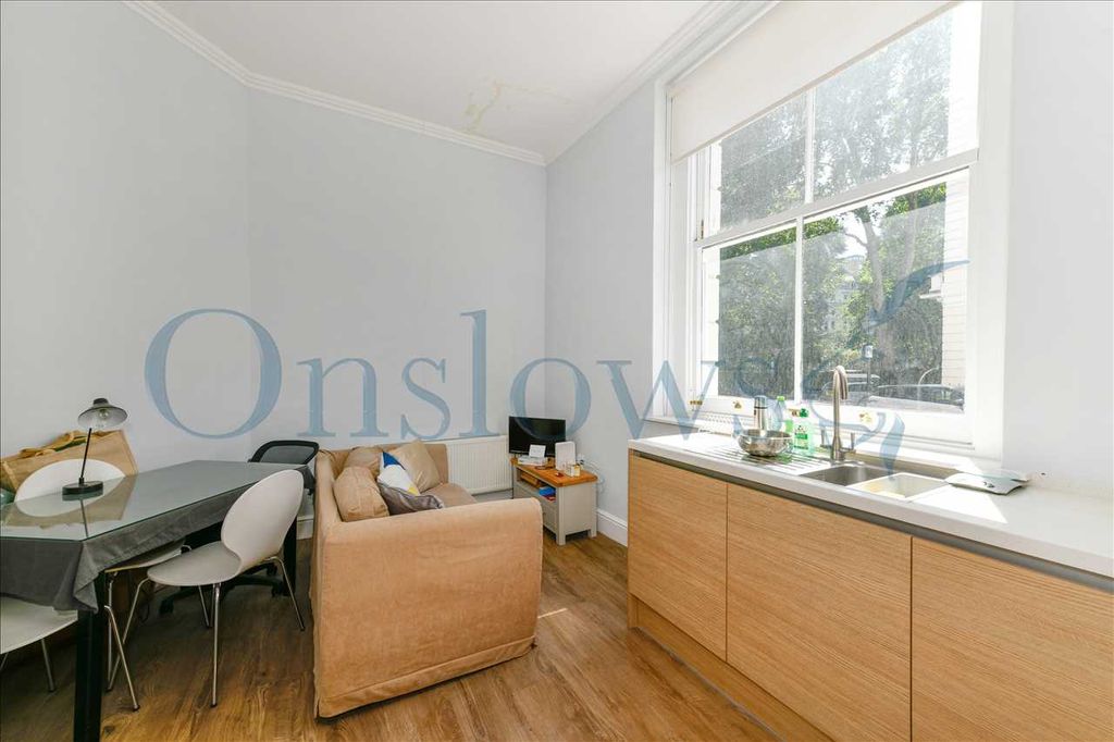 Property photo 3 of 8 Reception