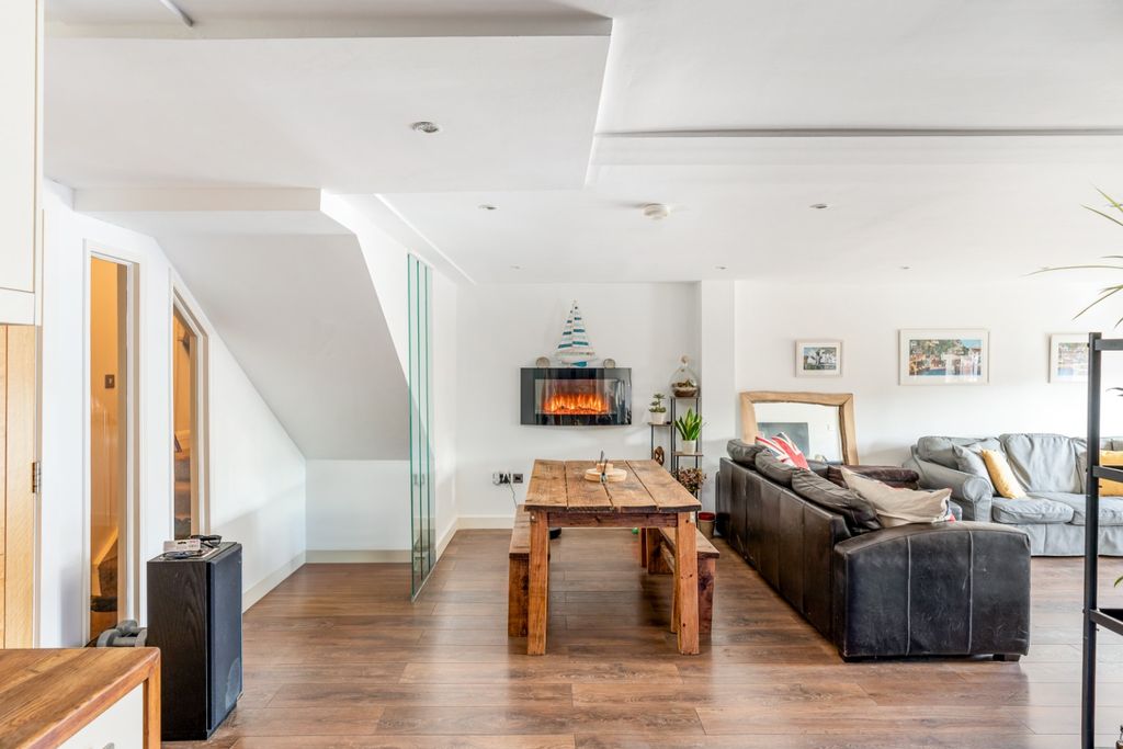 Property photo 2 of 18 4497841