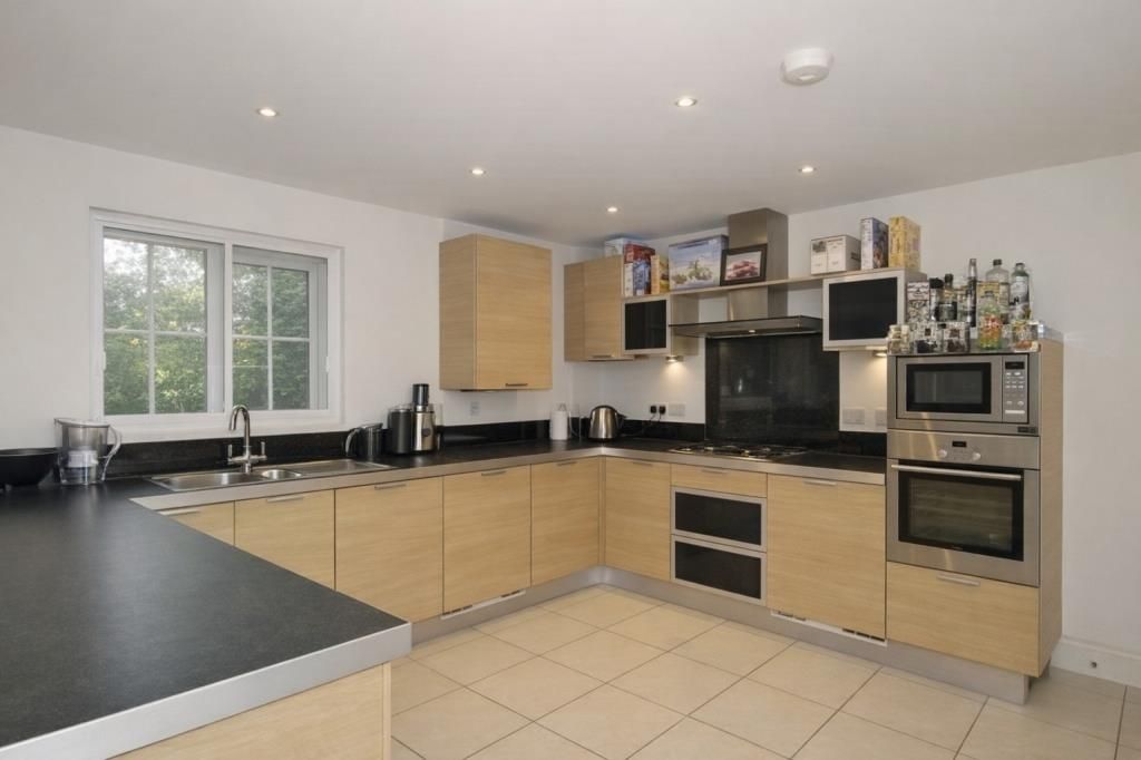 Property photo 3 of 10 Kitchen