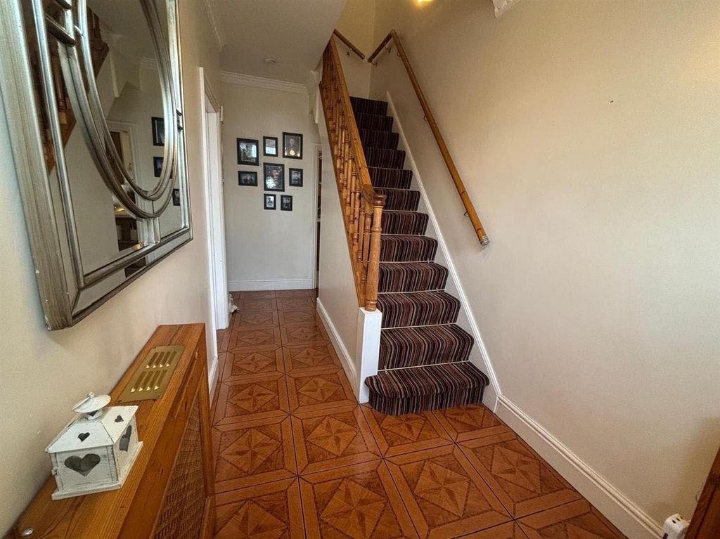 Property photo 2 of 20 Entrance Hall