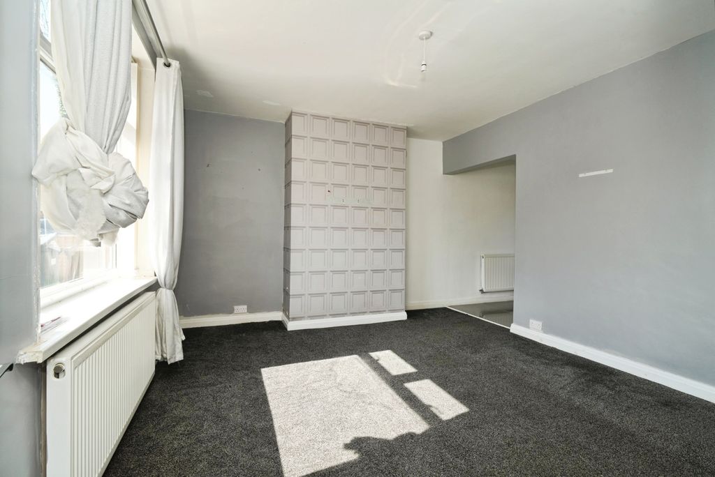 Property photo 3 of 19 Lounge