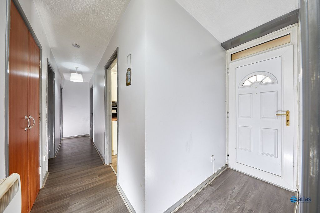 Property photo 2 of 11 Hallway