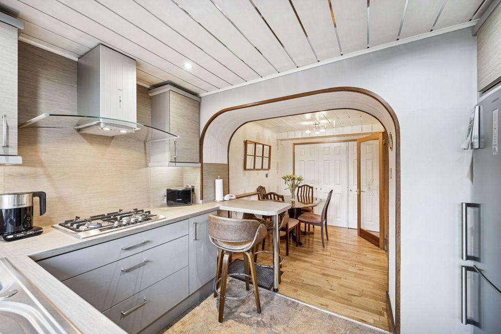 Property photo 2 of 23 Kitchen / Dining Area