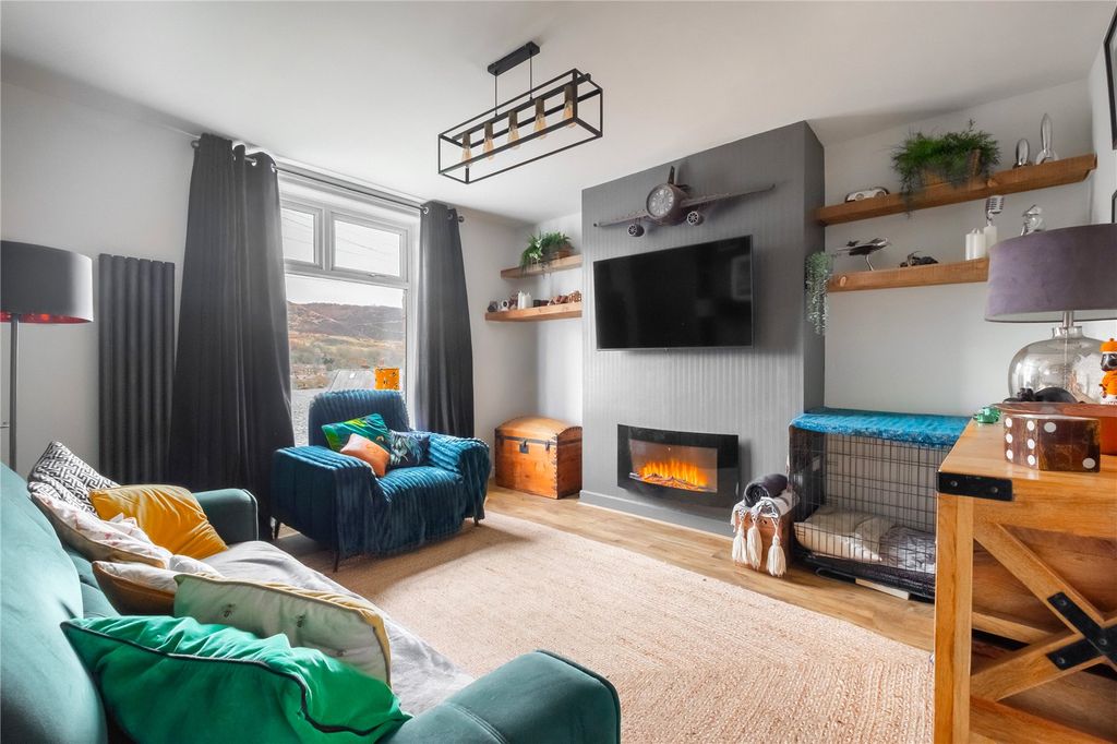 Property photo 3 of 20 Lounge