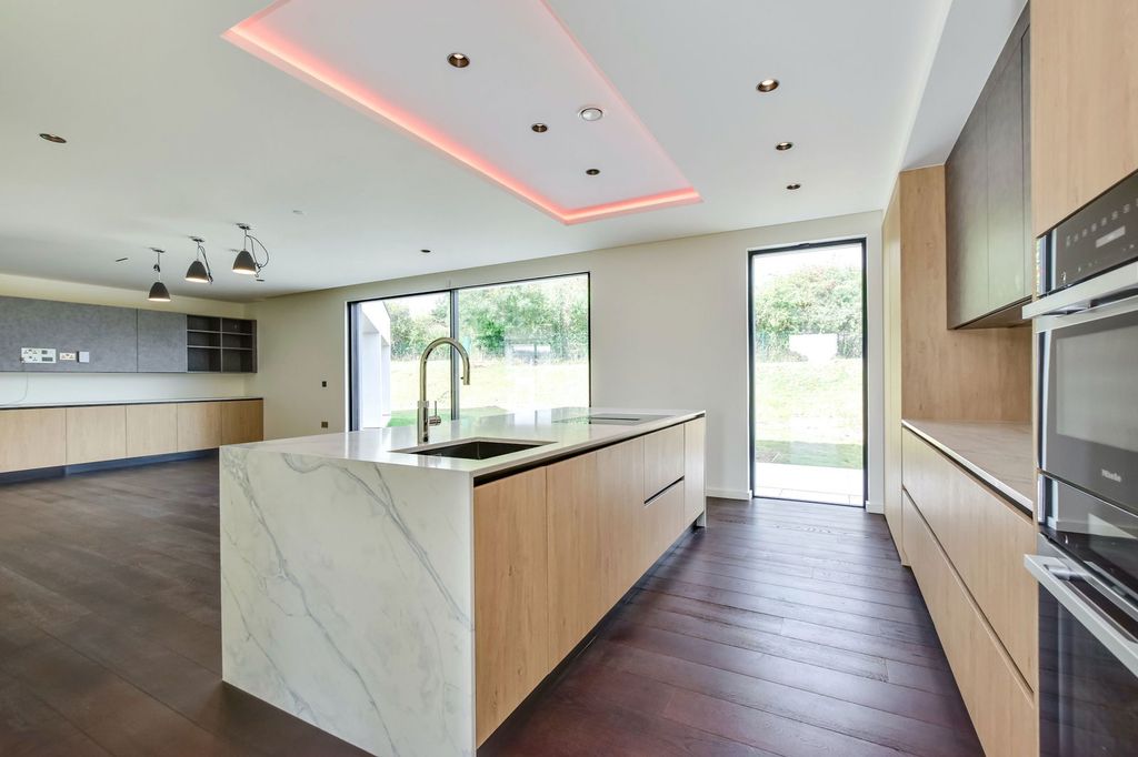 Property photo 3 of 25