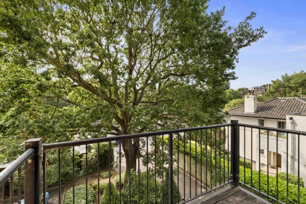 Property photo 2 of 11 Balcony