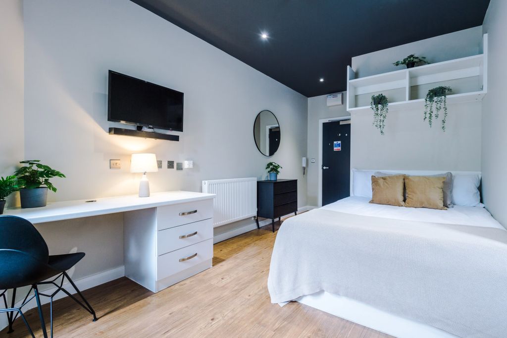 Property photo 1 of 11 Flat 9, Unw, 1