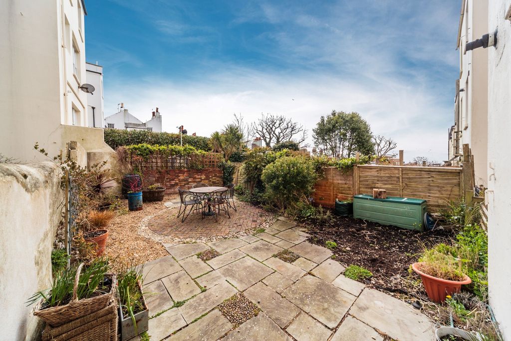 Property photo 2 of 8 Garden