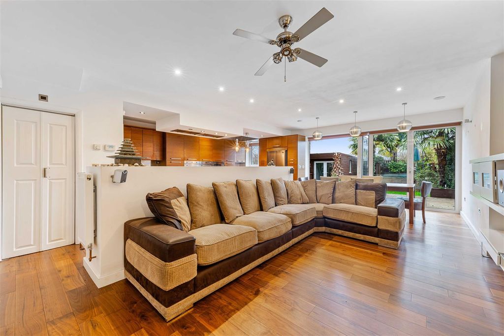 Property photo 3 of 52 41 Oaklands Avenue, Isleworth Tw7-14.Jpg