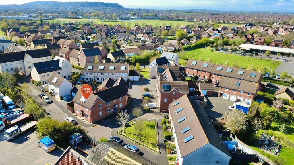 Property photo 3 of 17 Setting