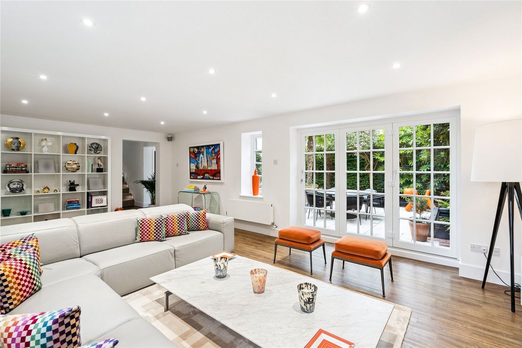 Property photo 3 of 27 Living Room