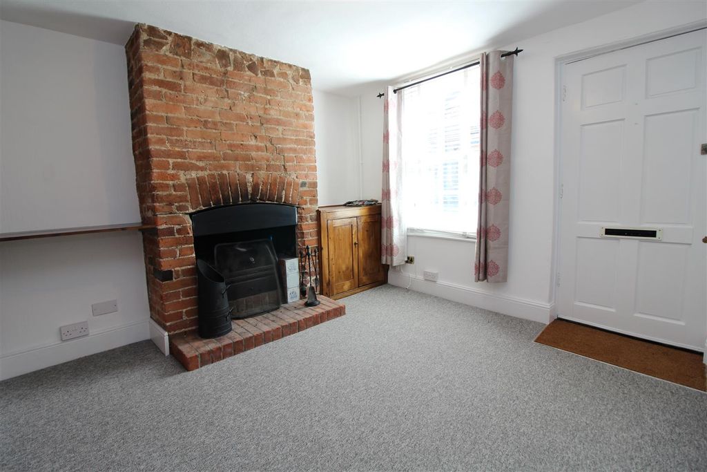 Property photo 3 of 12 Holywell Hill