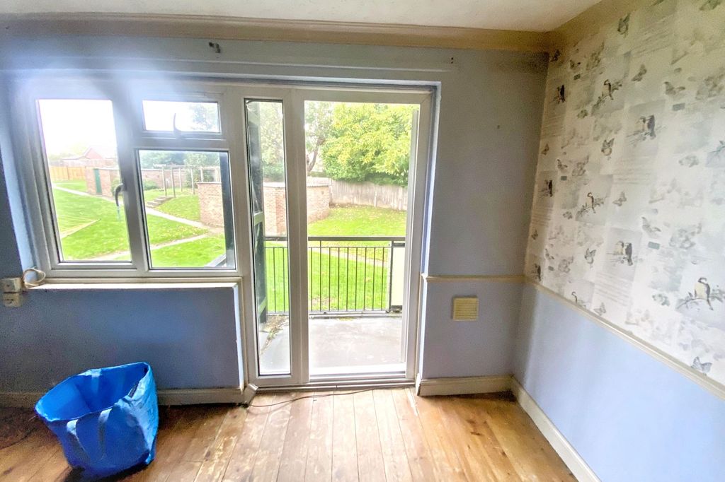 Property photo 3 of 14 23 Compton Flats, Sunningdale Road, Yeovil, Somerset, BA21 5Ly