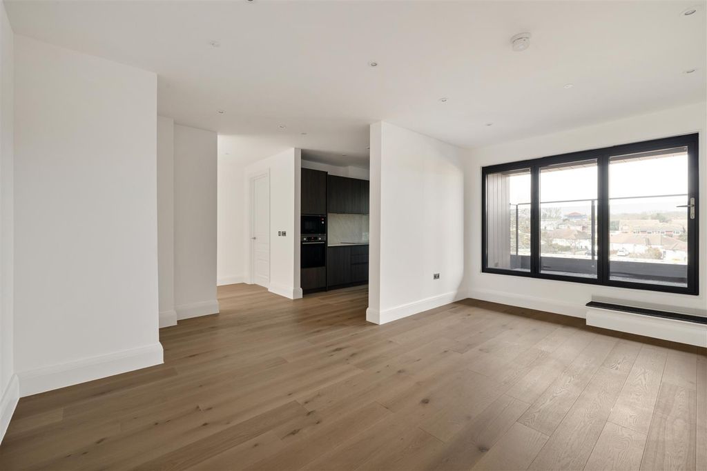 Property photo 2 of 17 Whitehall Road, E4