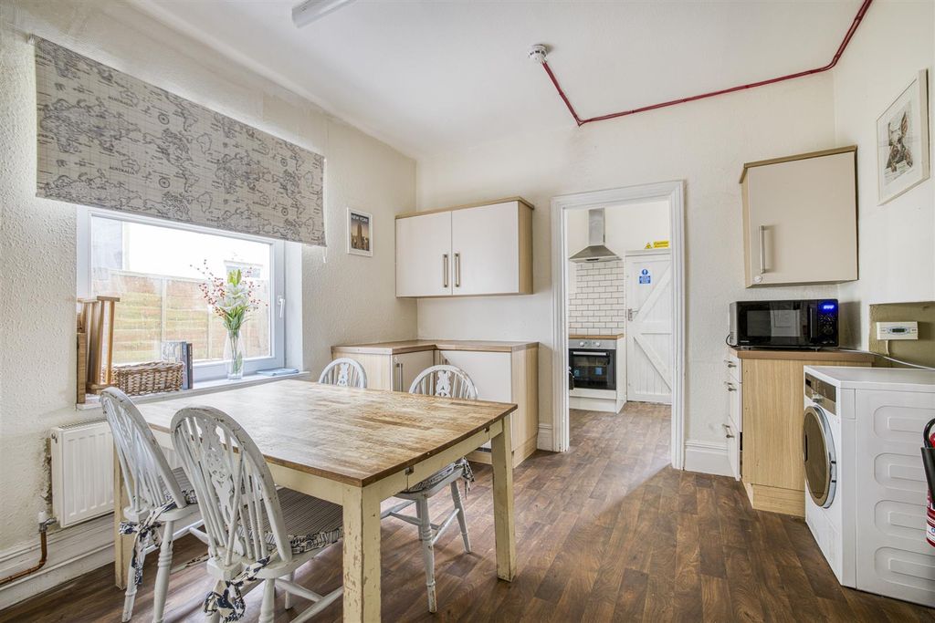 Property photo 2 of 6 Kitchen